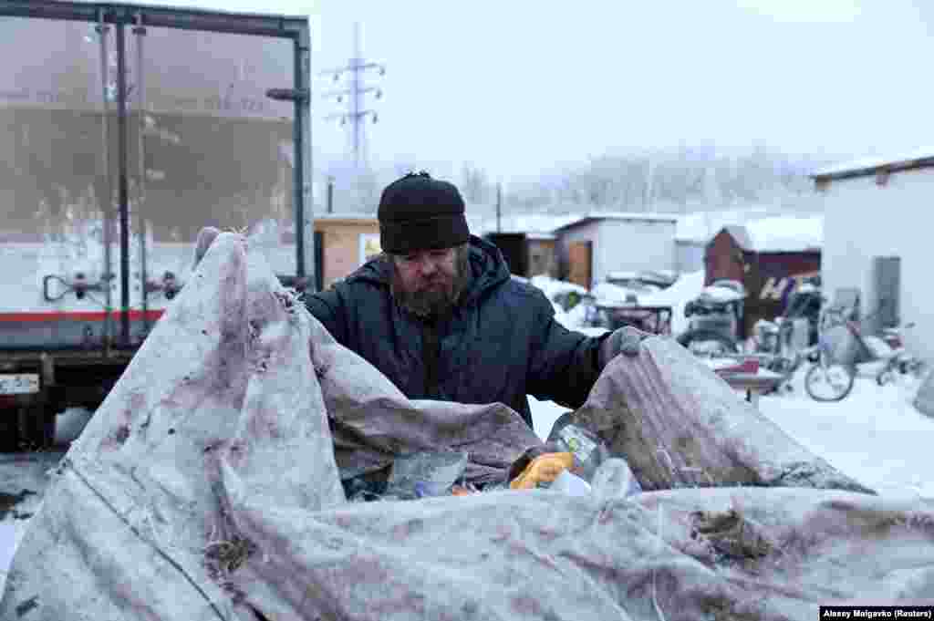 Vergunov brings bottles and aluminum cans to a recycling center.&nbsp;Omsk, which lies three time zones east of Moscow, has a night shelter for the homeless, but it&#39;s in a distant part of town. Vergunov doesn&#39;t sleep there, needing instead to stay close to where he earns his keep.