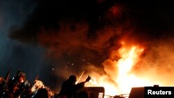 Ukraine -- Anti-government protesters gather at a barricade in central Kiev February 19, 2014.