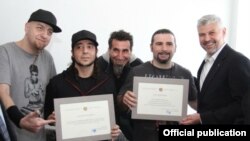 Члены рок-группы System of a Down вместе с генконсулом Армении в Лионе Николаем Саркисовым, Лион,14 апреля 2015 г.