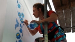 Ольга розписує храм у Маріуполі, 2014 рік