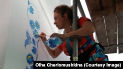 Ольга розписує храм у Маріуполі, 2014 рік