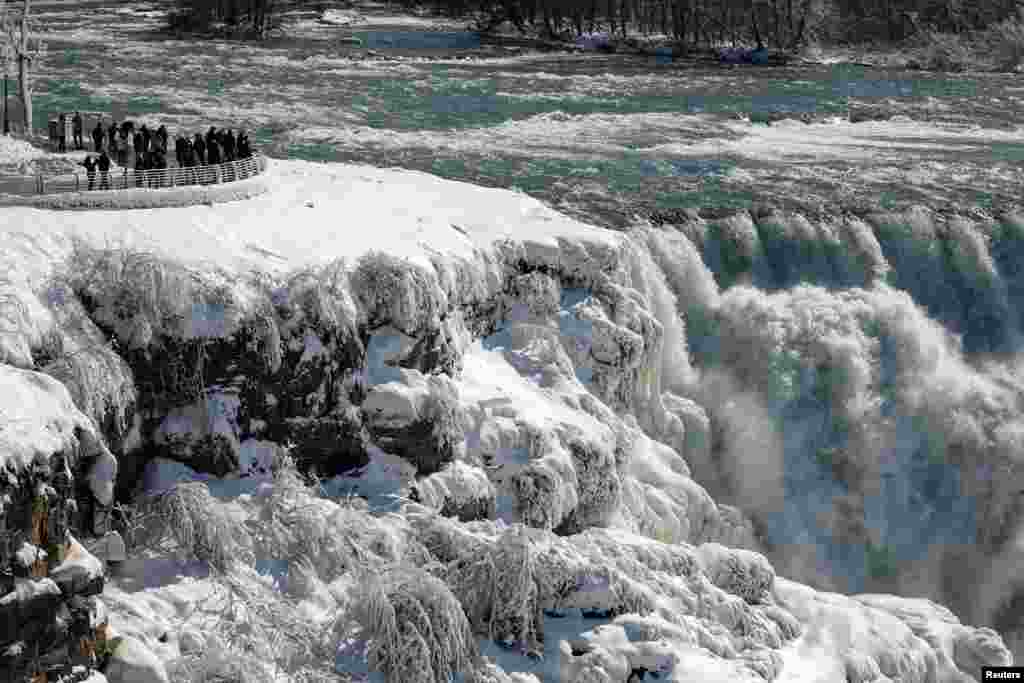 A jól ismert Niagara-vízesés nem a megszokott arcát mutatja, ritkán szokott teljesen befagyni, de idén februárban mégis ez történt.