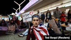Демонстрация в аэропорту Лос-Анджелеса против указа Дональда Трампа