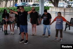 Rugăciune în grup la Kerrville, Texas, pe 6 iulie 2025.