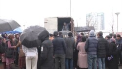 Душанбе базарында азық-түлік сатып алуға кезекте тұрған адамдар, Тәжікстан, 5 наурыз 2020 жыл.