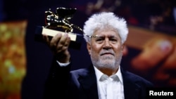 Reditelj Pedro Almodovar drži nagradu Zlatni lav tokom ceremonije zatvaranja 81. Venecijanskog filmskog festivala, Italija, 7. septembra 2024. 