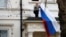 Снятие российского флага со здания консульского отдела посольства России в Лондоне