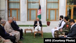 محمد اشرف غنی رئیس جمهوری اسلامی افغانستان، شام امروز با جنرال مک کینزی قوماندان ستاد فرماندهی مرکزی ایالات متحده امریکا در ارگ دیدار نمود.