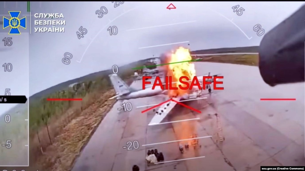 Скріншот із відео ударів СБУ по літаках стратегічної авіації Росії на аеродромі «Біла» («Бєлая», російською «Белая») в Іркутській області, що межує з Монголією. 1 червня 2025 року