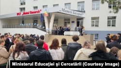 Liceul cu predare în limba rusă „Matei Basarab” din Chișinău, care ar putea deveni filială a Liceului „Ion Creangă” din sectorul Rîșcani. Imagine de la ceremonia de dare în exploatare a lucrărilor de eficiență energetică a instituției, martie 2025.