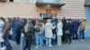 Serbët nga veriu i Kosovës duke pritur për të votuar pranë një qendre votimi në Rashkë të Serbisë. 