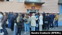 Serbët nga veriu i Kosovës duke pritur për të votuar pranë një qendre votimi në Rashkë të Serbisë. 