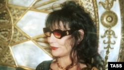 Juna Davitashvili described herself as an astrologist and a poet and claimed to possess the powers to cure cancer and prolong life, prompting Moscow's elite to line up for her treatments beginning in the 1970s. (photo from 1988)