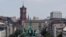 A Brandenburgi kapu, háttérben a berlini városházával 2020. szeptember 9 -én