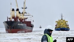 Руски бродови во близина на полуостровот Јамал во Арктичкиот круг, околу 2450 км од Москва