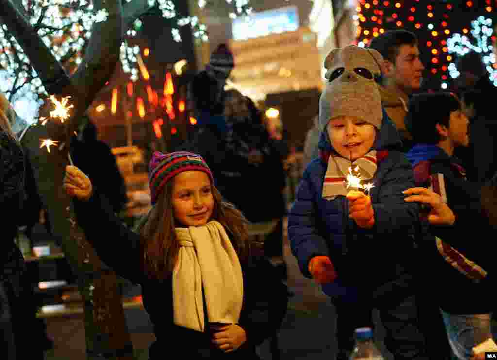 Дечиња со прскалки на дочекот на Новата година во Скопје