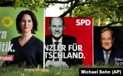 Un afiș electoral cu principalii candidați la alegerile din Germania.