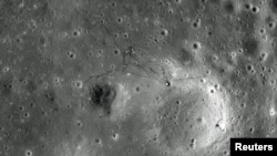 Fotografija iz septembra 2011. prikazuje mjesto slijetanja Apolla 12 na Mjesec