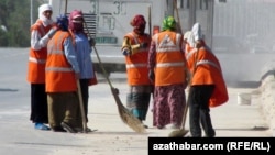 Turkmenistan -- cleaners in Turkmenabat, 22May2013