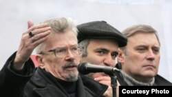 Эксперты считают, что «кабинетный политик» Касьянов с трудом терпел соседство с лидерами уличного протеста и наконец не вытерпел