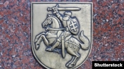 Дзяржаўны герб на сьцяне Сейму Літвы