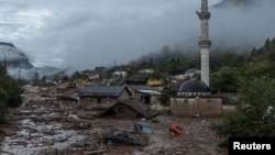 Makina të zhytura në baltë e shtëpi të shkatërruara në Donja Jabllanicë të Bosnjës. Ky fshat është ndër më të goditurit nga fatkeqësia natyrore.