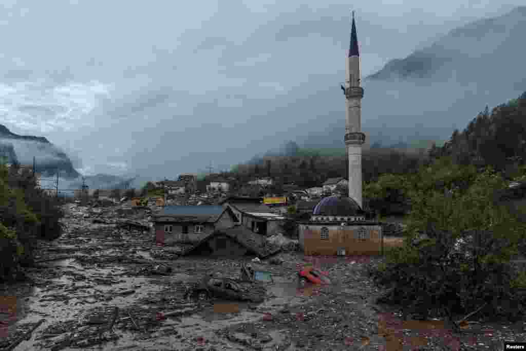 Makina të zhytura në baltë e shtëpi të shkatërruara në Donja Jabllanicë të Bosnjës. Ky fshat është ndër më të goditurit nga fatkeqësia natyrore.&nbsp;