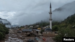 Pogled iz drona na džamiju i kuće u Donjoj Jablanici, BiH, 6. 10. 2024.