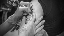 Виетнамки терапевтски ги тетовираат своите лузни