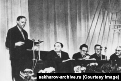 Андрей Сахаров совет ғалымдары қатысқан жиында сөйлеп тұр. 1960-жылдардың бірінші жартысында Саров қаласында түсірілген сурет.