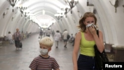 Subway passengers in Moscow wear protective masks in order not to inhale dangerous particulates in the air due to the wildfires.