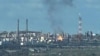 Incendiul provocat de drone ucrainene la o rafinărie de petrol din apropierea orașului rusesc Ufa, la aproximativ 1.400 de kilometri de linia frontului.