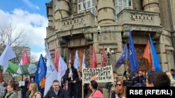 Okupljeni su u protesnoj šetnji došli do zgrade Vlade Srbije, 2. april 2025.