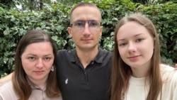 Аляксей Санчук пасьля ад'езду зь Беларусі з жонкай і дачкой