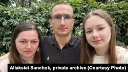 Аляксей Санчук пасьля ад'езду зь Беларусі з жонкай і дачкой
