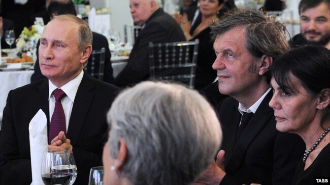 Emir Kusturica u društvu Vladimira Putina, Moskva, decembar 2015.