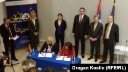 Potpis na dokument stavile su direktorka za Zapadni Balkan u Evropskoj komisiji Henoveva Ruis Kalavera i Jadranka Joksimović, ministarka evrointegracija u Vladi Srbije