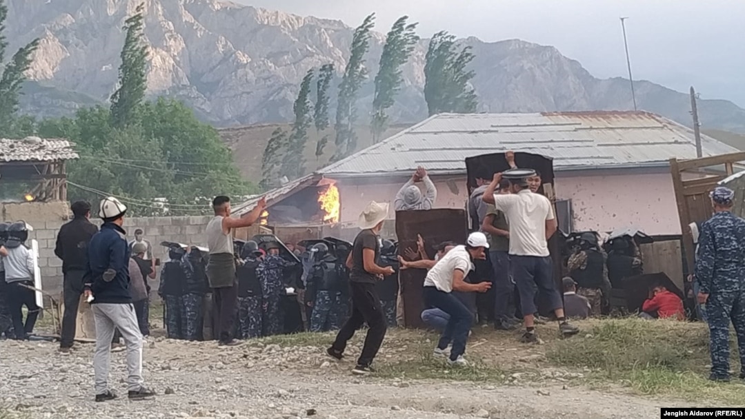 На границе Узбекистана и Кыргызстана произошел конфликт, сгорели ...