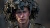 Ukrán katona Kelet-Ukrajnában, 2021. április 21-én
