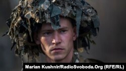 Ukrán katona Kelet-Ukrajnában, 2021. április 21-én
