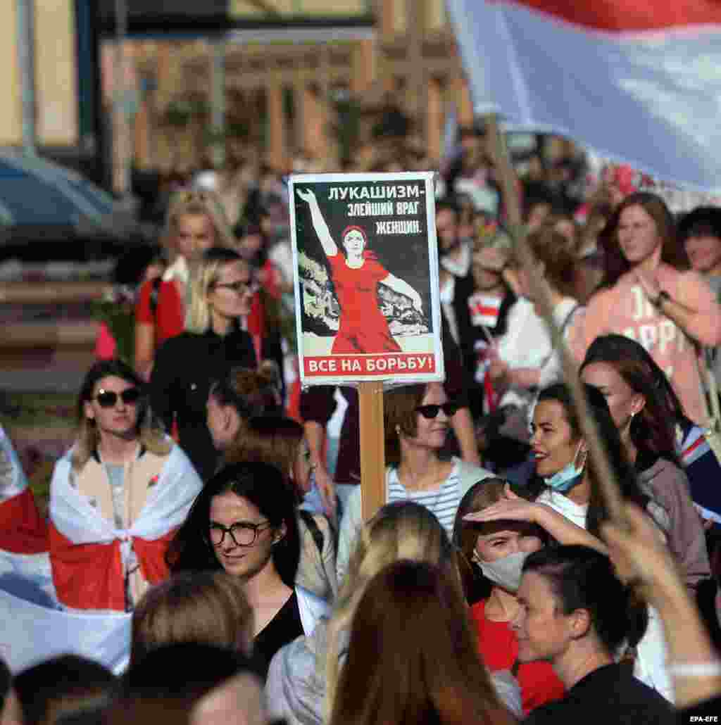 Протестиращи жени държат лозунг, който е отправка към авторитарната власт на Лукашенко. &quot;Лукашенизмът е най-подлият враг на жените. Всички на борба.&quot;