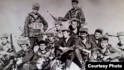 ნუგზარ კახნიაური (პირველ რიგში მარცხნიდან მესამე) სხვა ჯარისკაცებთან ერთად