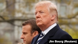АКШ президенти Дональд Трамп Франциянын лидери Эммануэл Макронду тосуп жатат, Вашингтон, 24-апрель, 2018-жыл.