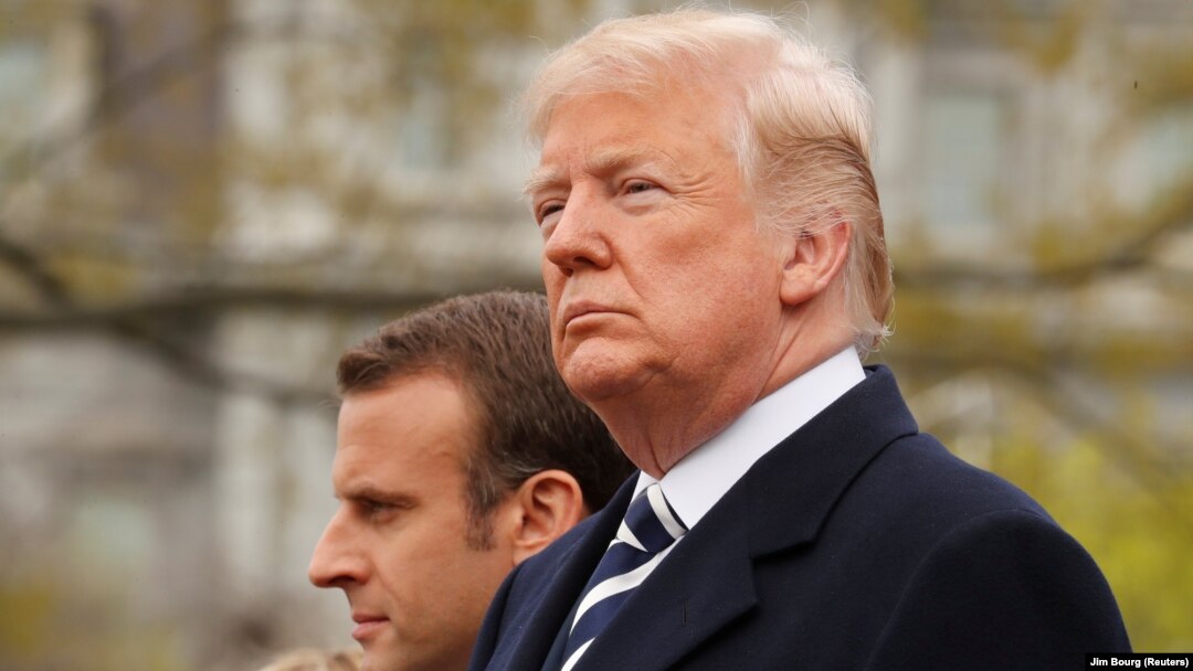 АКШ президенти Дональд Трамп Франциянын лидери Эммануэл Макронду тосуп жатат, Вашингтон, 24-апрель, 2018-жыл.