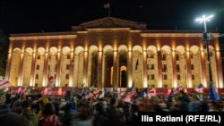 2024թ. խորհրդանական ընտրությունների արդյունքները չընդունող քաղաքացիների ցույցը Թբիլիսիում՝ խորհրդարանի շենքի մոտ