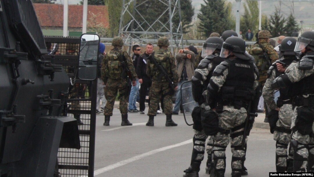 Блокада на патот Бутел-Радишани, по убиството на пет луѓе во скопското село Смиљковци.