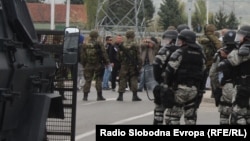Блокада на патот Бутел-Радишани, по убиството на пет луѓе во скопското село Смиљковци.