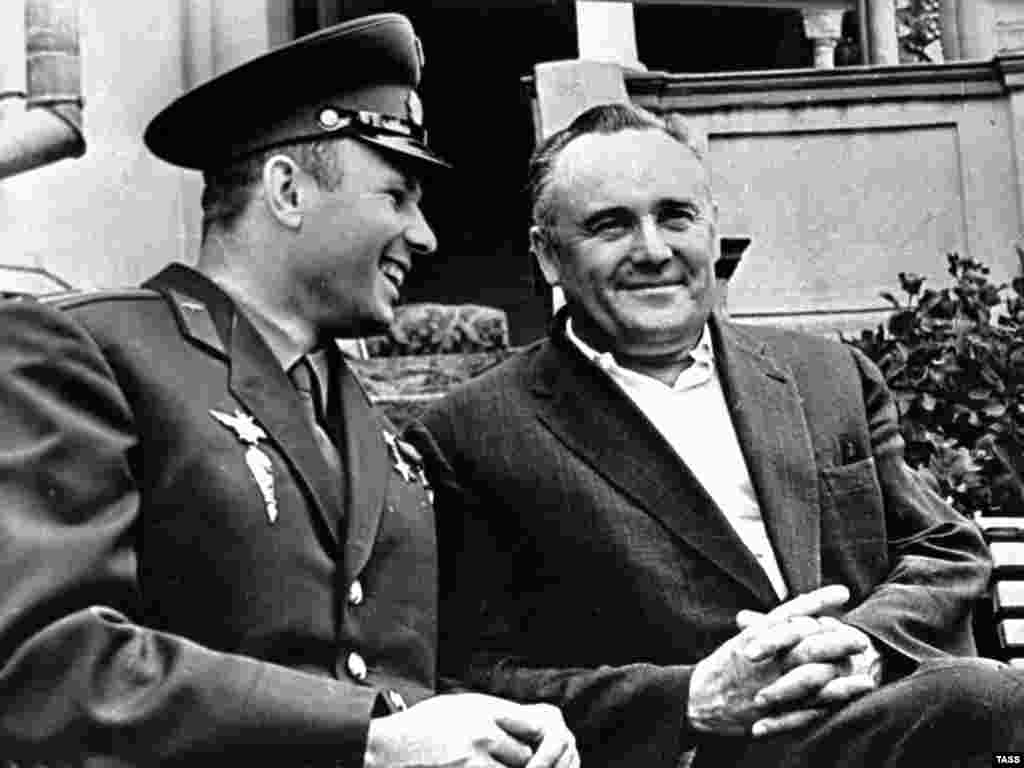 USSR--the first cosmonaut in the world Yuri Gagarin /L/, whose 65th birth anniversary will be marked on March 9. Next to him is space rocket designer Sergei Korolyov, 1961 - 1999/03/08 Title ENG: the first cosmonaut in the world Yuri Gagarin Title Rus: Гагарин Ю.А. и Королев С.П. Byline: Фото ИТАР-ТАСС Caption ENG: TAS08:MOSCOW,RUSSIA. March 8. The photo shows the first cosmonaut in the world Yuri Gagarin /L/, whose 65th birth anniversary will be marked on March 9. Next to him is space rocket designer Sergei Korolyov. A 1961 FILE PHOTO. \ Credit: Фото ИТАР-ТАСС