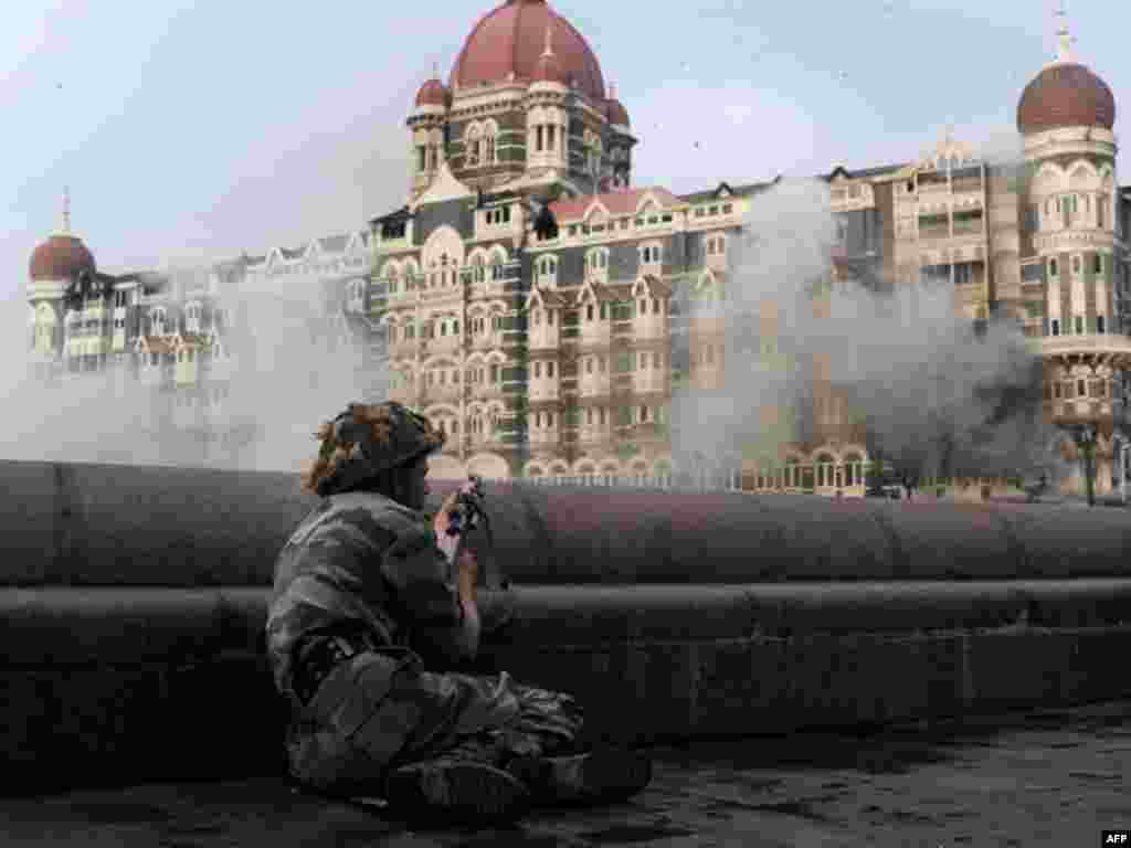Një ushtar indian qëllon në drejtim të hotelit gjatë një operacioni ushtarak.