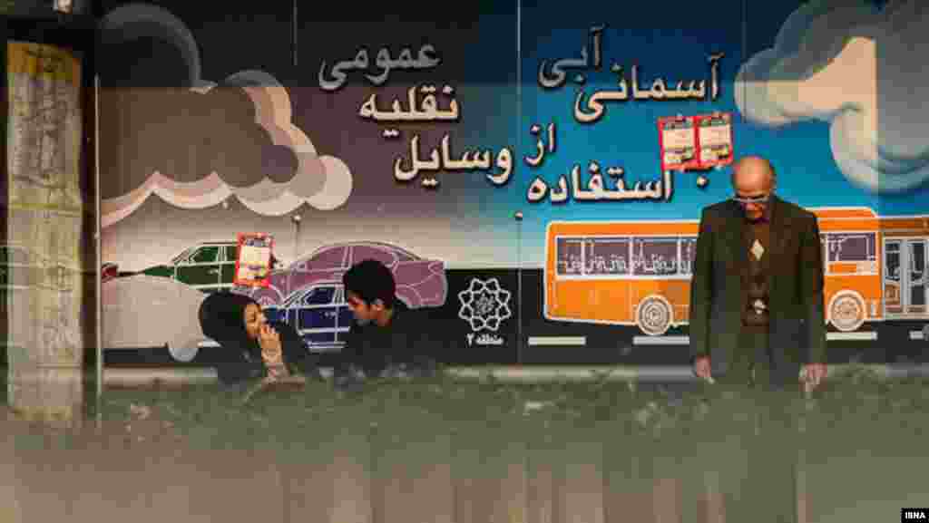 Tehranda havanın &ccedil;irklənməsinin qarşını almaq &uuml;&ccedil;&uuml;n &ccedil;ağırışlar yazılan plakat. Tehran, 3 dekabr 2012
